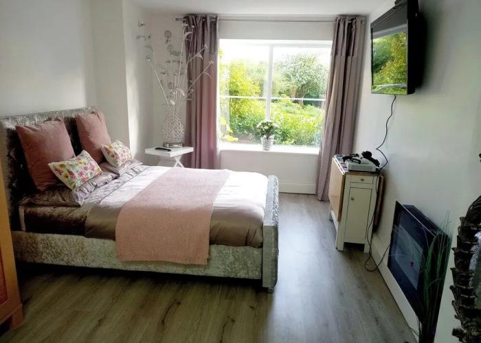 Luxurious Entire Studio in Axminster Suitable for