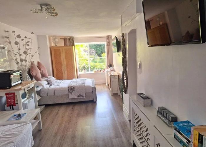 Luxurious Entire Studio in Axminster Suitable for