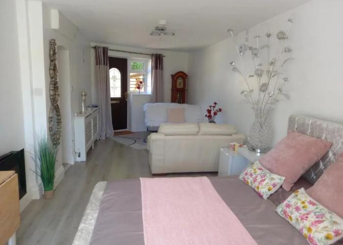 Luxurious Entire Studio in Axminster Suitable for