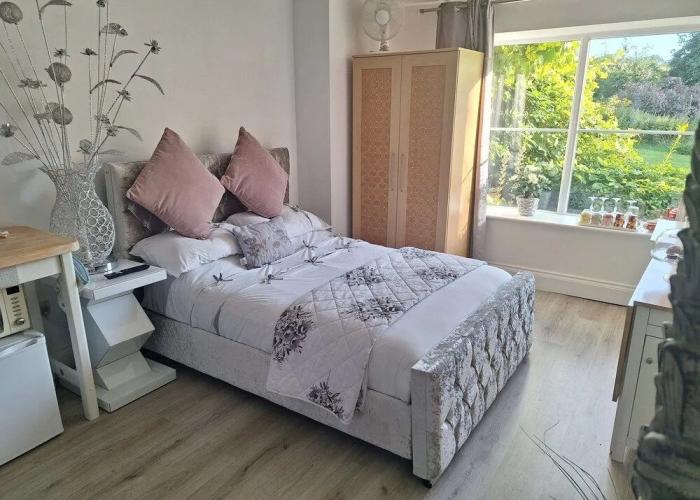 Luxurious Entire Studio in Axminster Suitable for
