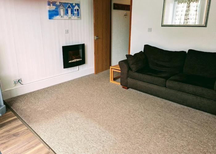 Cottages_and_Houses Chalet-sleeps6-parking-garden-pool