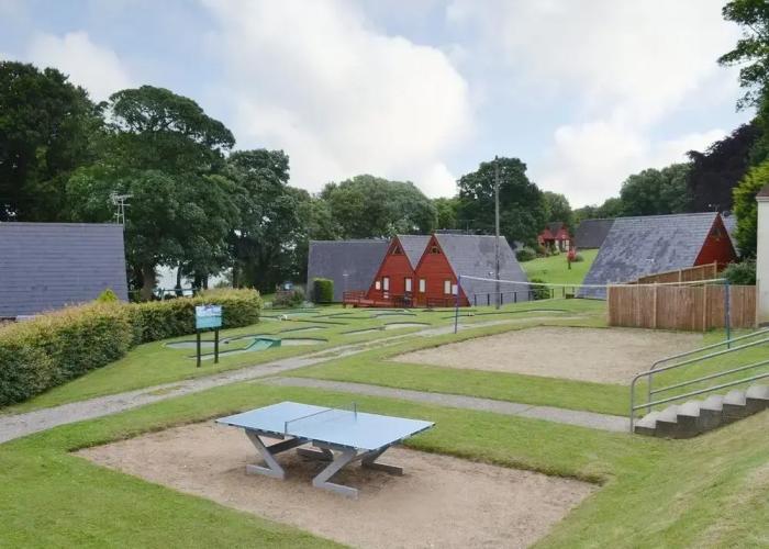 Cottages_and_Houses Chalet-sleeps6-parking-garden-pool