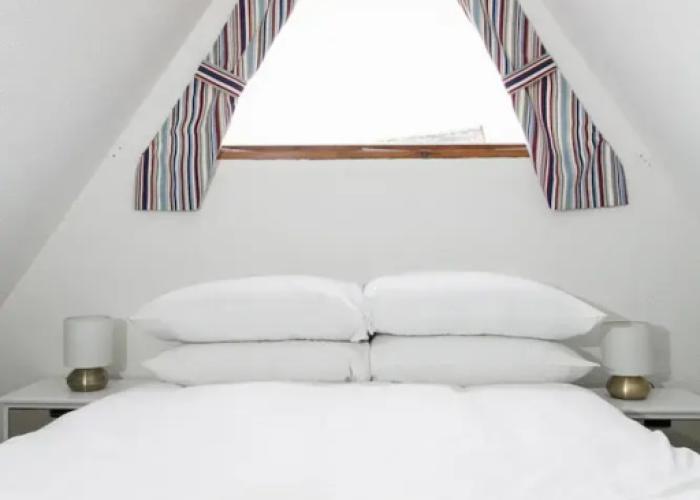 Cottages_and_Houses Chalet-sleeps6-parking-garden-pool