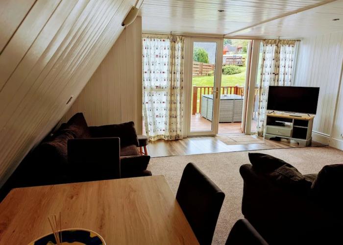 Cottages_and_Houses Chalet-sleeps6-parking-garden-pool