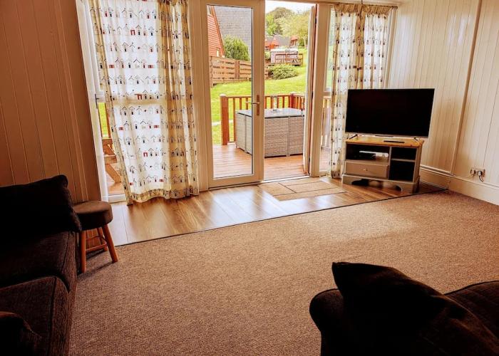 Cottages_and_Houses Chalet-sleeps6-parking-garden-pool