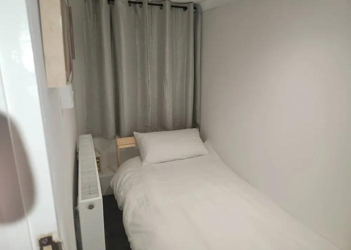 Hidden Treasure- 2 Beds Sleeps 3 Gillingham
