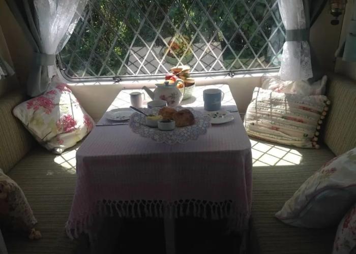 Kitty Unique 60s Caravan set in Pretty Garden
