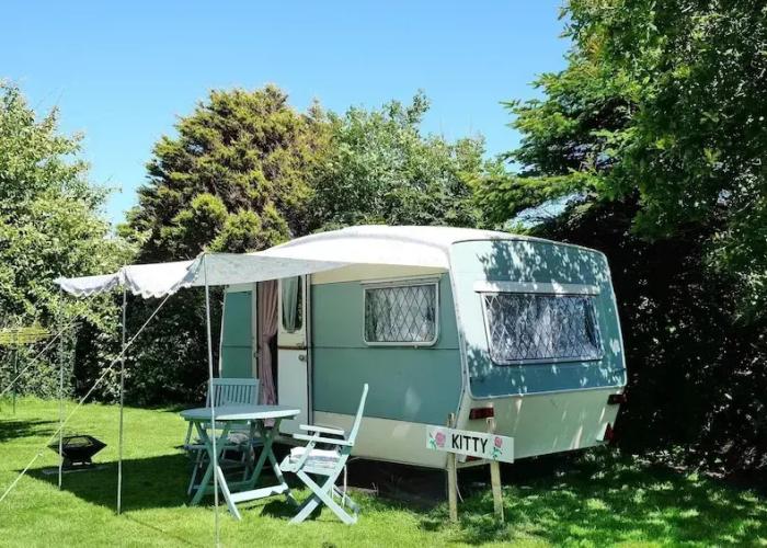 Kitty Unique 60s Caravan set in Pretty Garden