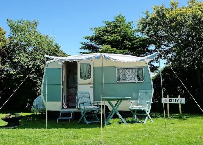Kitty Unique 60s Caravan set in Pretty Garden