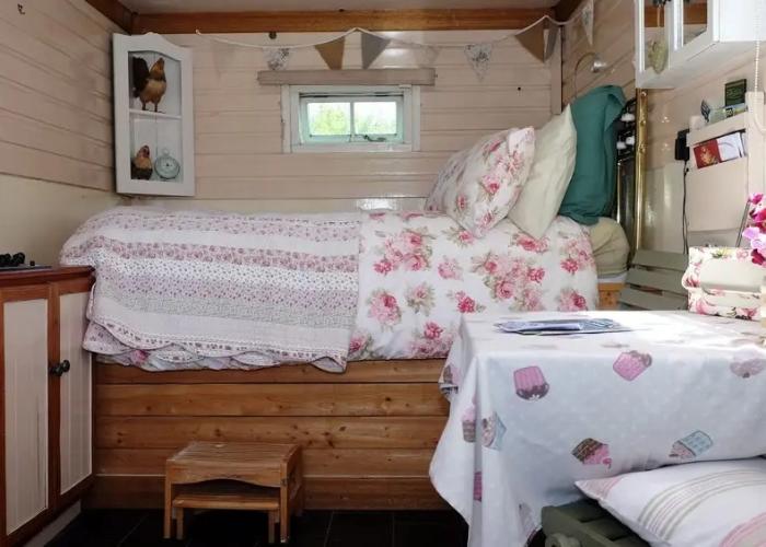 Cosy Shepherds Hut nr Kynance Cove