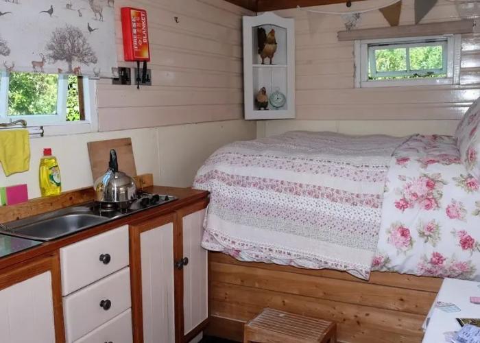 Cosy Shepherds Hut nr Kynance Cove