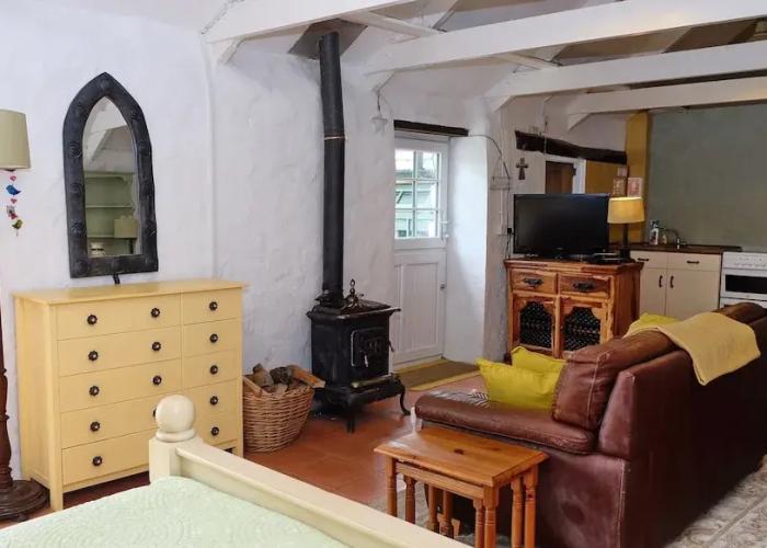 Cowshed Cottage Located nr Kynance Cove