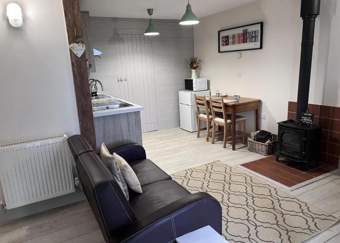 Poachers Hut - Captivating 1-bed Cottage Shorwell