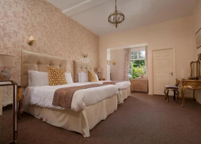 Fox & Hounds Country Hotel