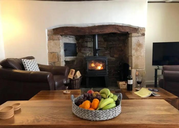 a Stunning and Cosy Character cob Cottage C1750