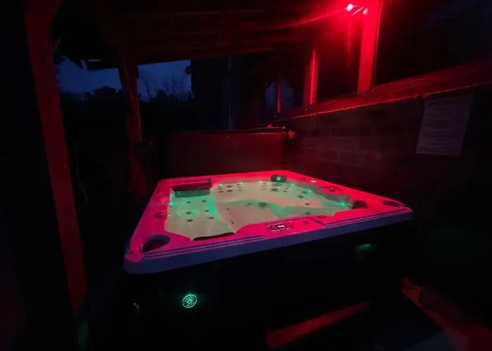 Country Farmhouse hot tub bbq hut