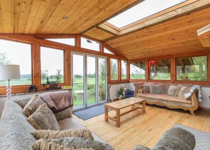 Country Farmhouse hot tub bbq hut