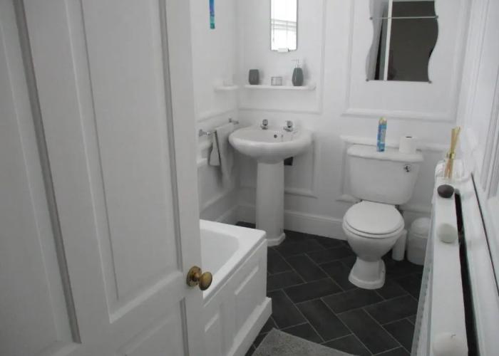 Lovely, Spacious, 3 Bedded, First Floor Apartment