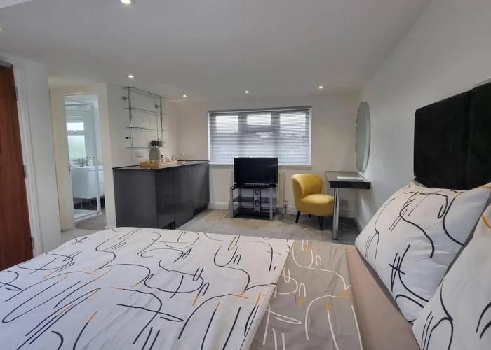 St Albans Stylish Suite With Kitchenette