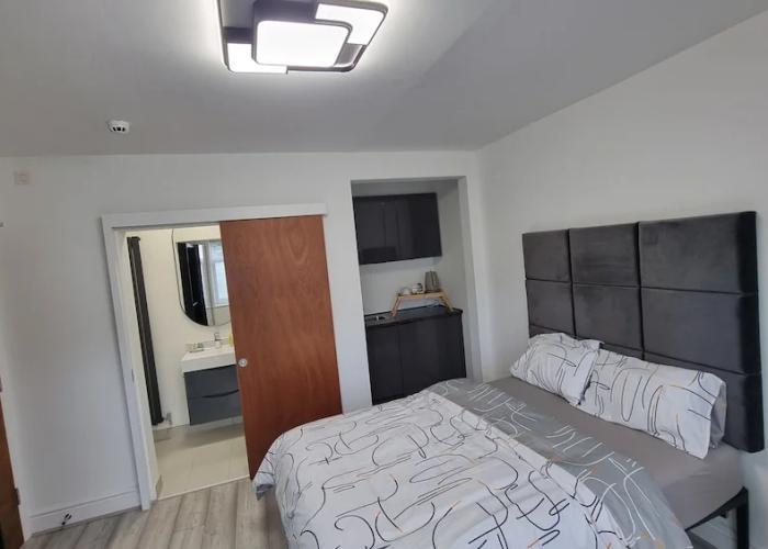 St Albans Stylish Suite With Kitchenette