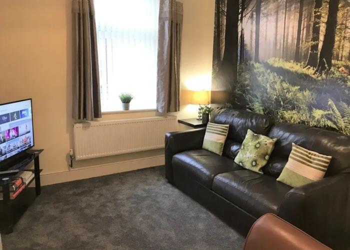 Welcoming Spacious 2-bedroom House in St Helens
