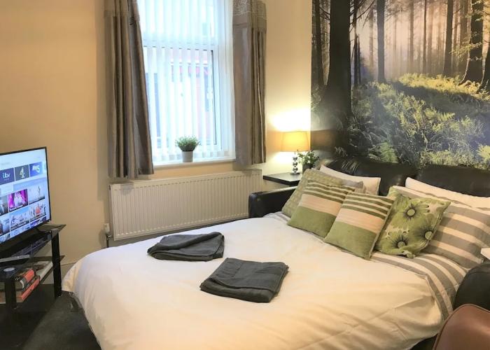 Welcoming Spacious 2-bedroom House in St Helens