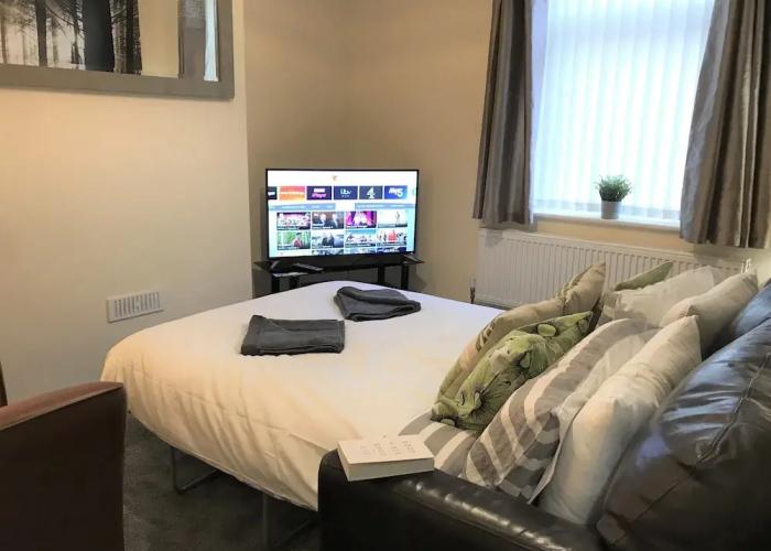 Welcoming Spacious 2-bedroom House in St Helens