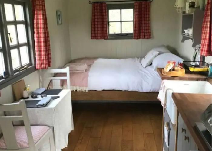 Charming Shepherds Hut With Wood Fired Hot Tub