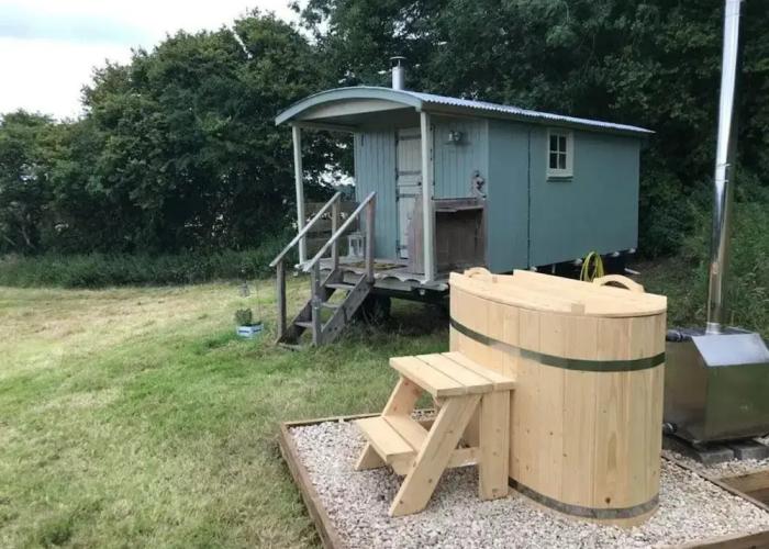 Charming Shepherds Hut With Wood Fired Hot Tub