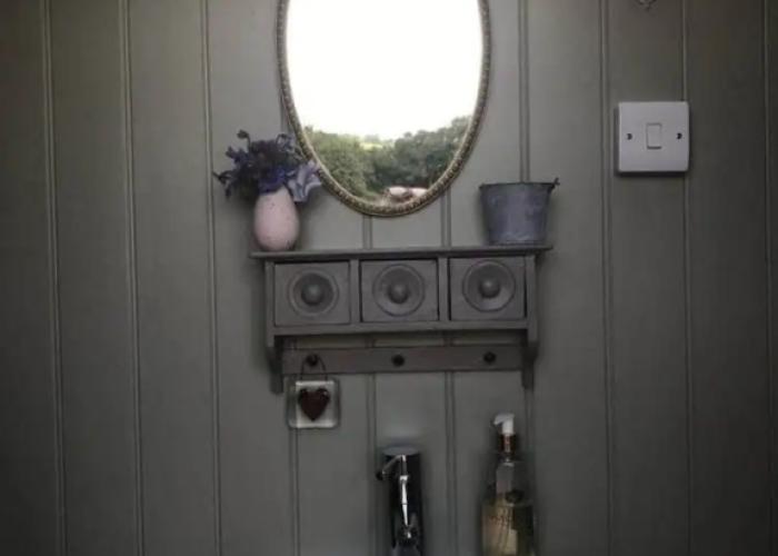 Charming Shepherds Hut With Wood Fired Hot Tub