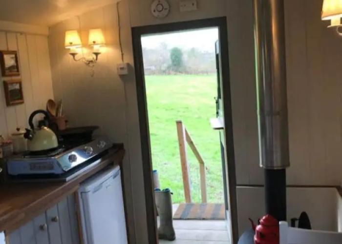 Charming Shepherds Hut With Wood Fired Hot Tub