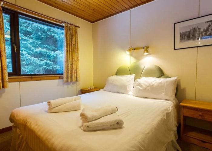 Otter With Mountain View and Enclosed Decking