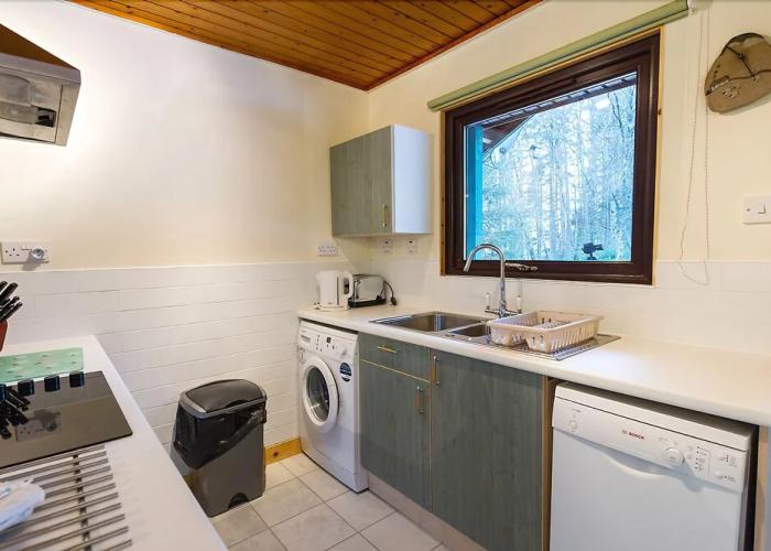 Otter With Mountain View and Enclosed Decking
