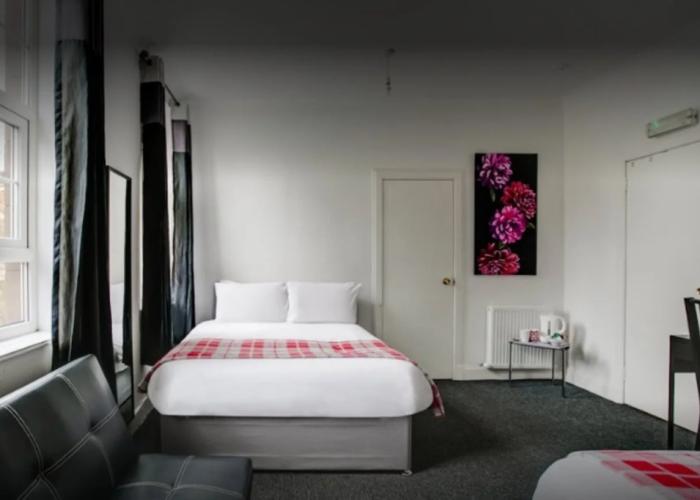 OYO Gin House Hotel