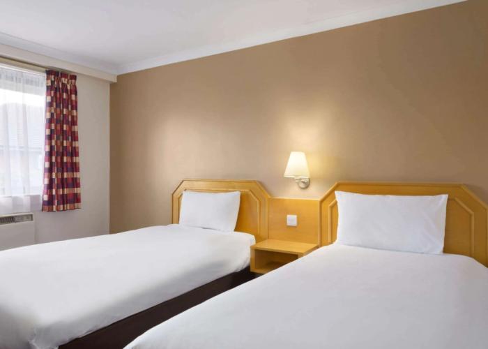 Days Inn by Wyndham Hamilton