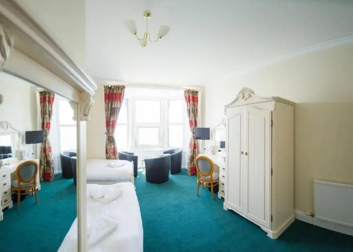 Queensbridge Hotel