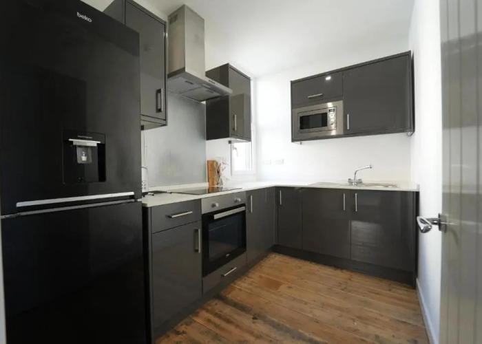Gorgeous, Comfortable Apartment on the High Street