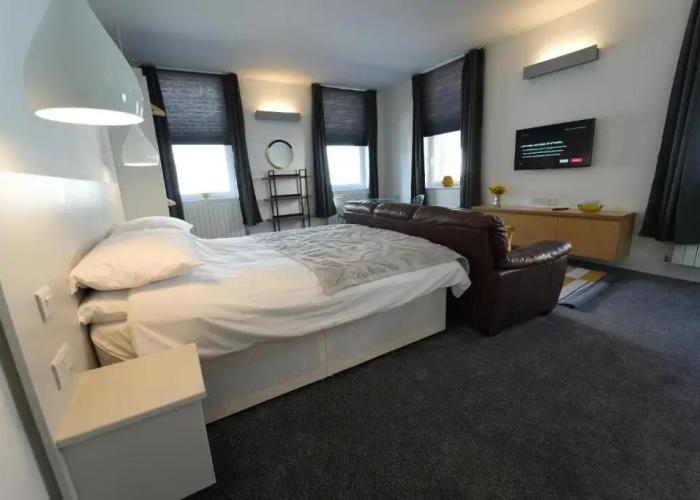 Gorgeous, Comfortable Apartment on the High Street