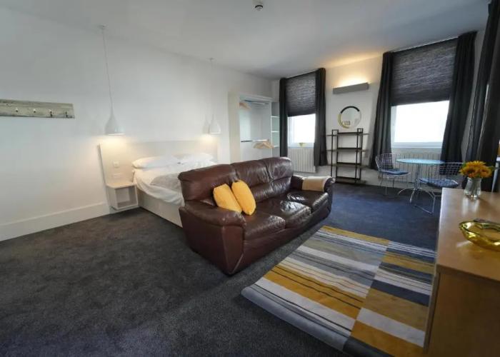Gorgeous, Comfortable Apartment on the High Street