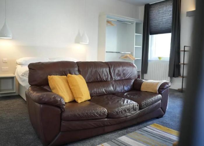 Gorgeous, Comfortable Apartment on the High Street
