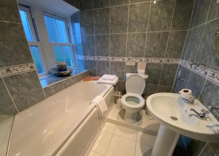 OYO Lamphey Hall Hotel
