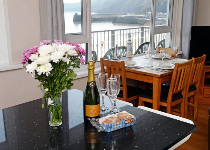 Sea Urchins Apartment - Sea Front Apartment With Views Pet Friendly