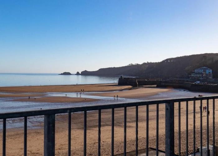 Sea Urchins Apartment - Sea Front Apartment With Views Pet Friendly