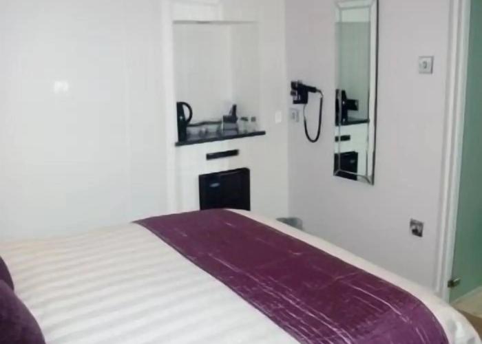 Farnham Hotel
