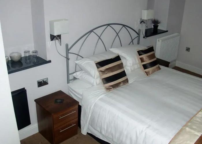 Farnham Hotel