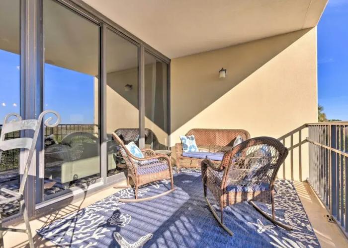 Sunny First-floor Condo w/ Ocean-view Balcony!