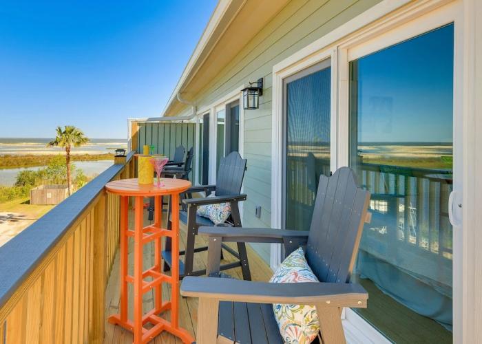 Water View Dauphin Island Condo w/ Boat Slips