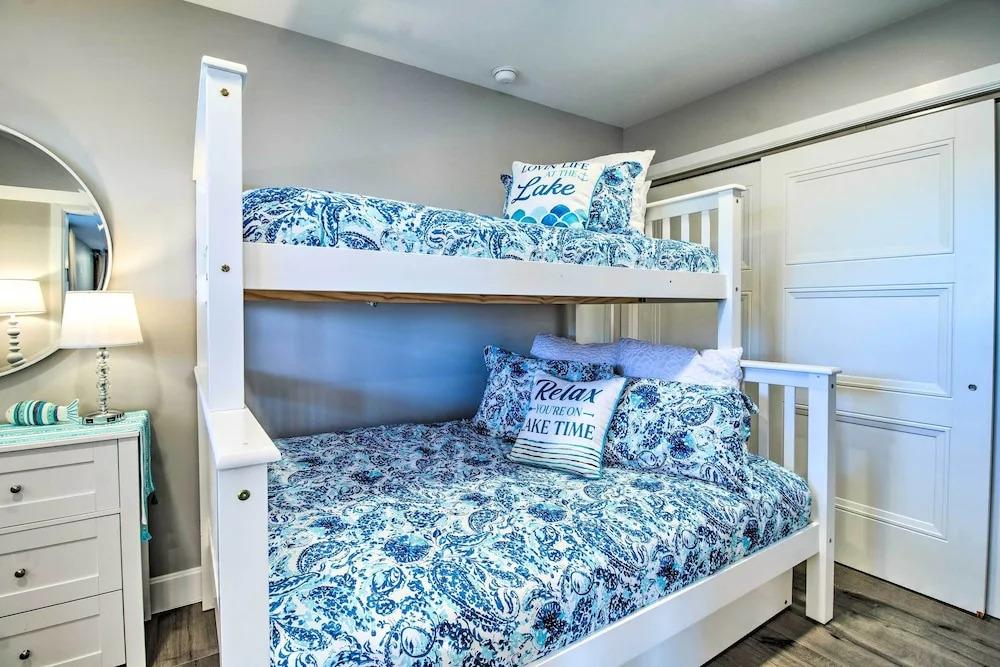 Beautiful Lakeview Home: Near Bull Shoals Lake!