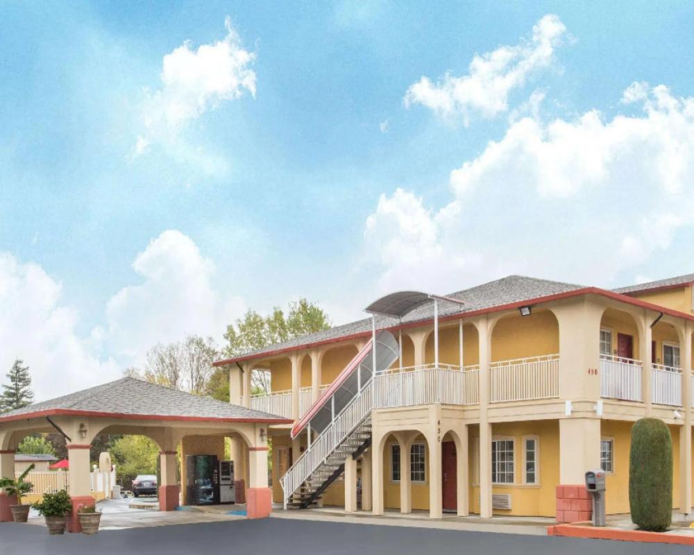 Upper Lake Inn and Suites