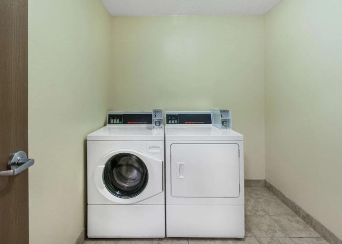 Super 8 by Wyndham Fountain